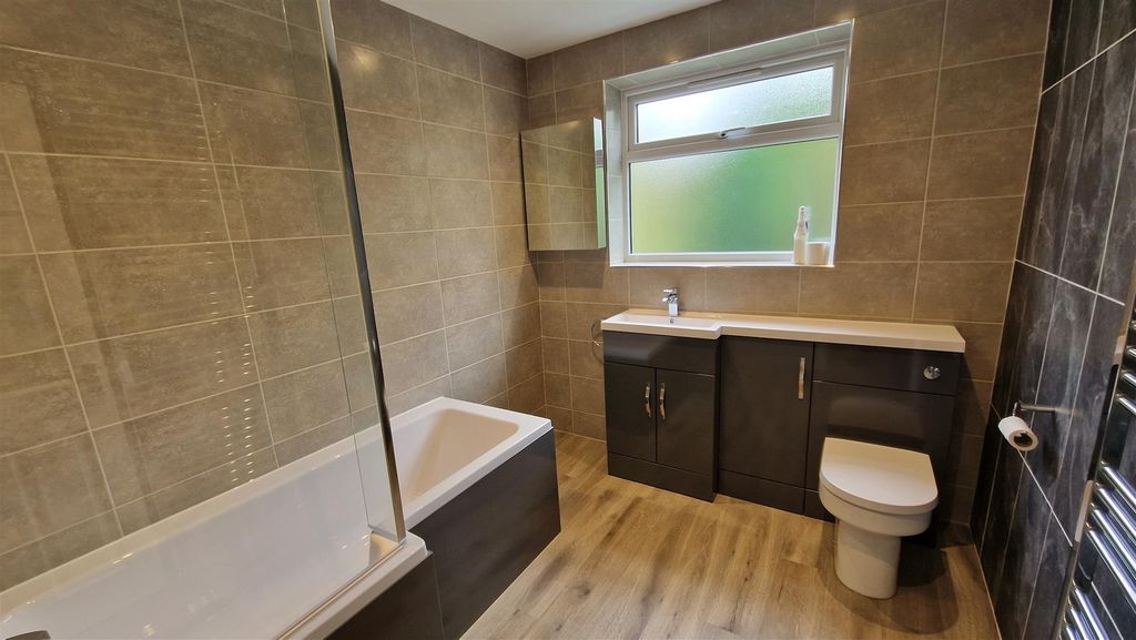 Property photo 3 of 20 Family Bathroom