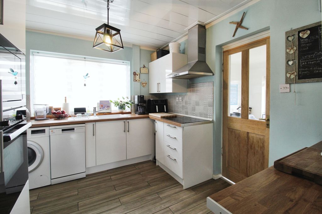 Property photo 3 of 27 Kitchen