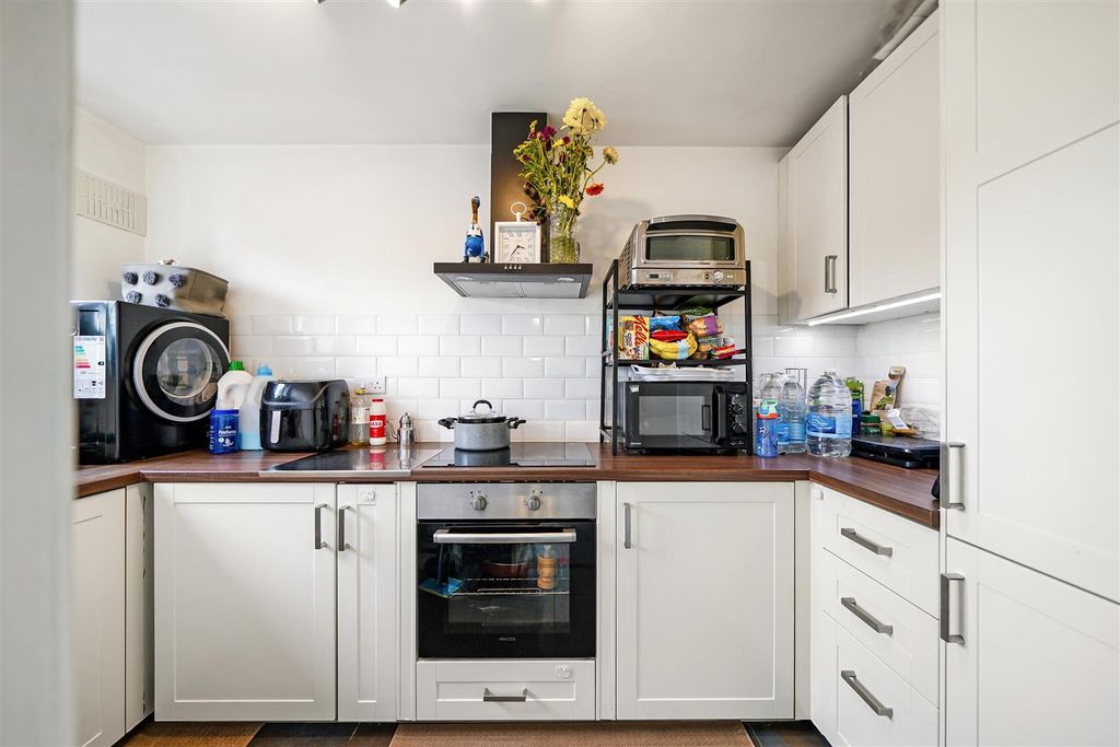 Property photo 3 of 15 Flat 9 64 The Grove Iselworth London Tw7 4Ja - 003