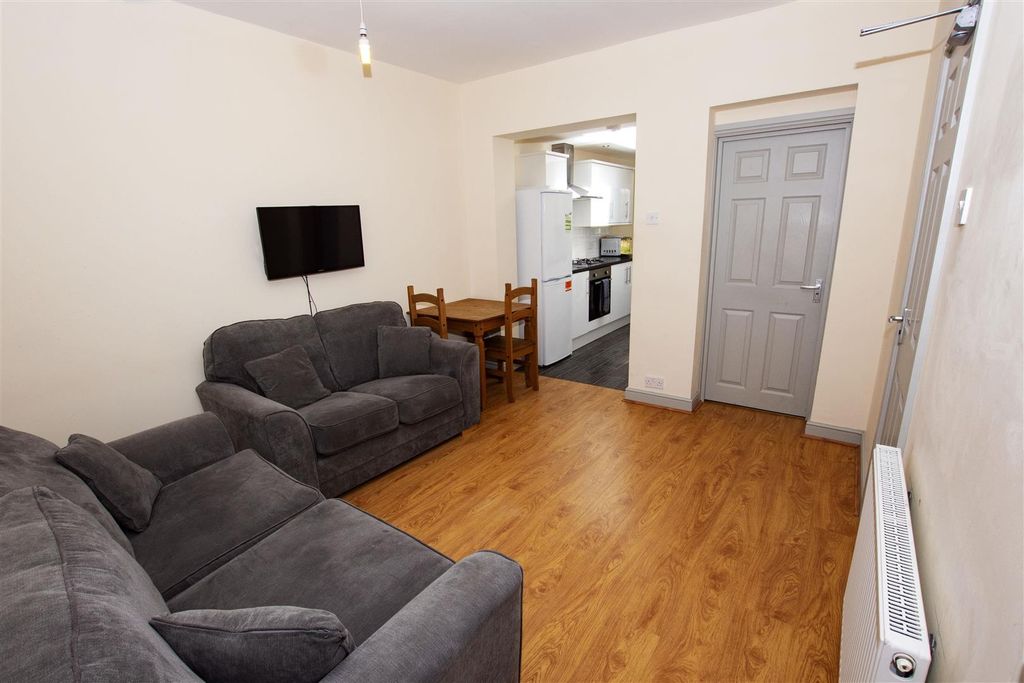 Property photo 3 of 11 Approach