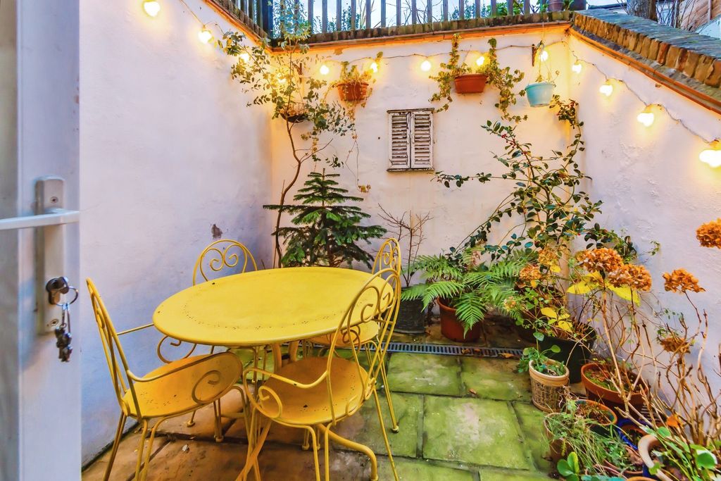 Property photo 3 of 14 Courtyard