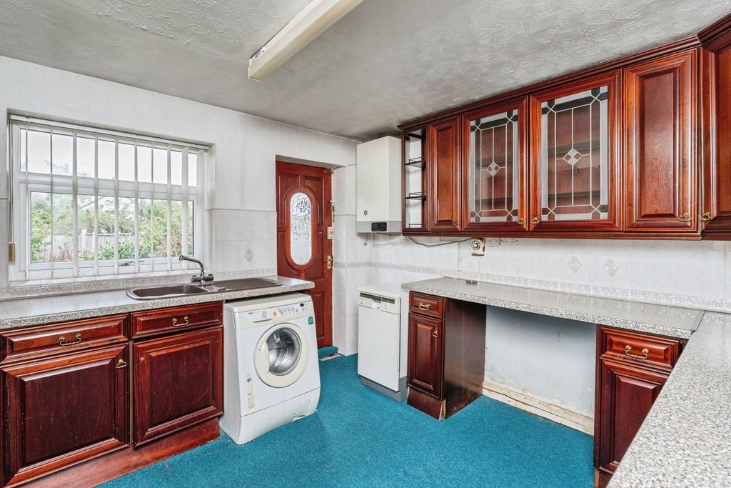 Property photo 3 of 17 Kitchen