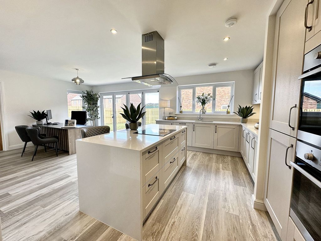 Property photo 3 of 27 Family Dining Kitchen