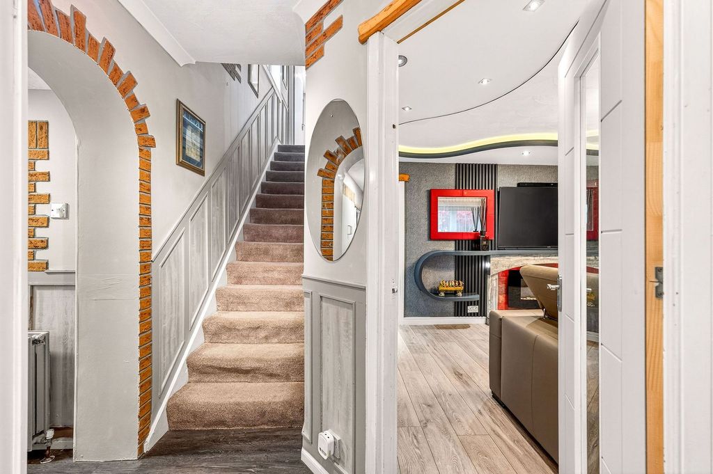 Property photo 2 of 47 Hallway