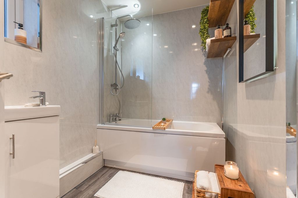 Property photo 2 of 32