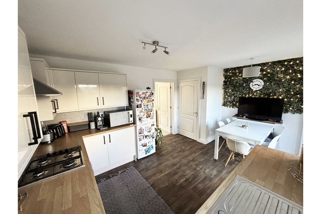 Property photo 3 of 8 Kitchen