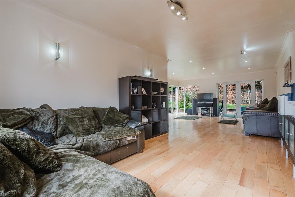 Property photo 2 of 36 Lounge