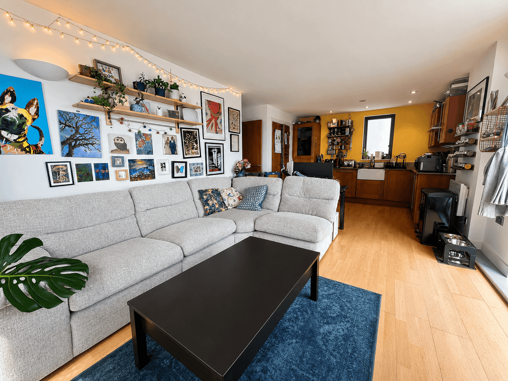 Property photo 3 of 12 Lounge