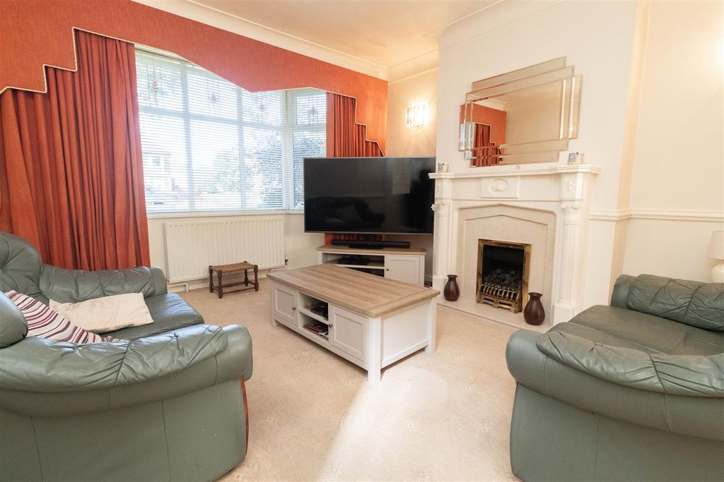 Property photo 2 of 12 Lounge