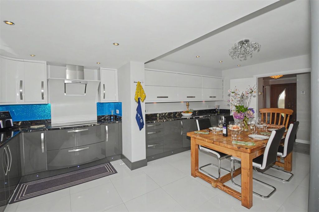 Property photo 2 of 21 Kitchen / Dining Room
