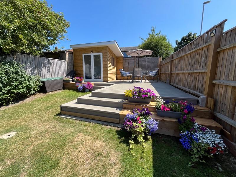 Property photo 2 of 21 Garden And Studio