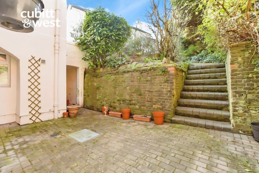 Property photo 2 of 8 4490F7Af-Grovehil...