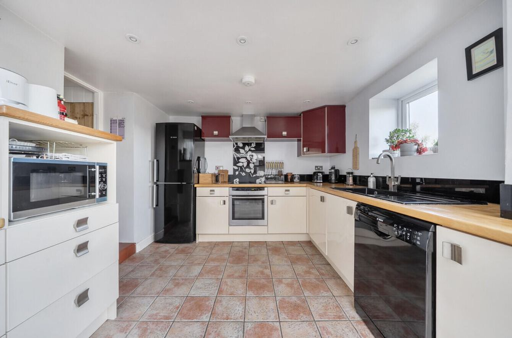 Property photo 2 of 28 Kitchen