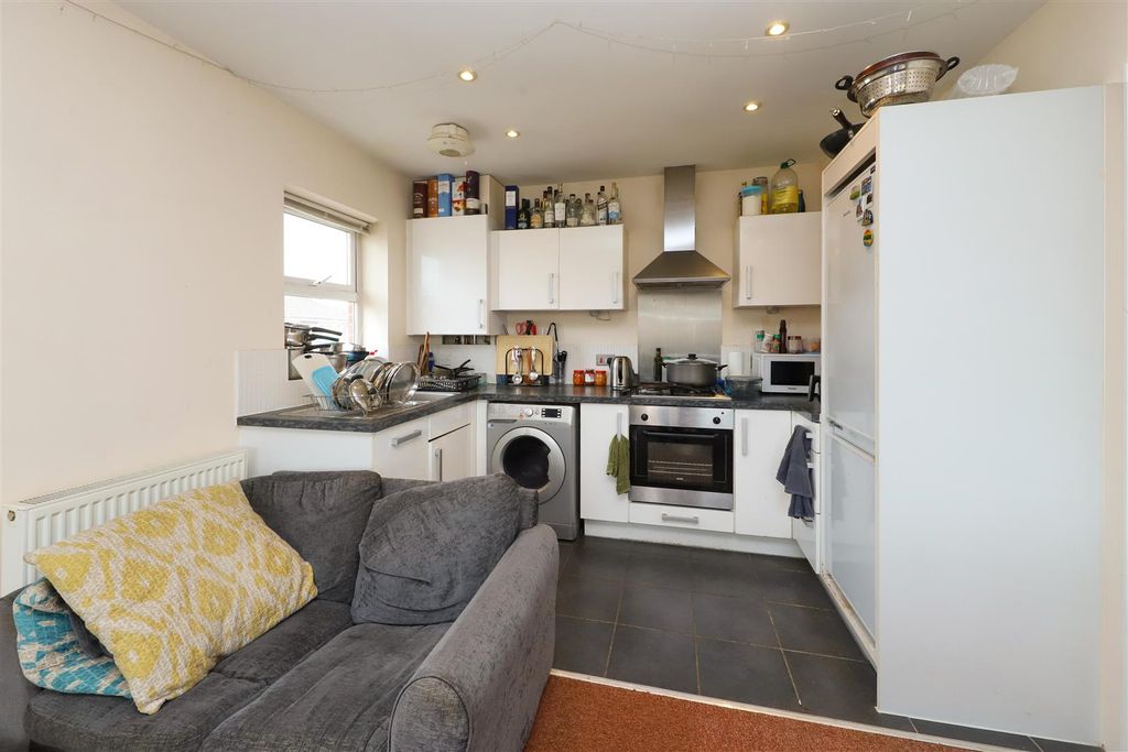 Property photo 2 of 7 Kitchen