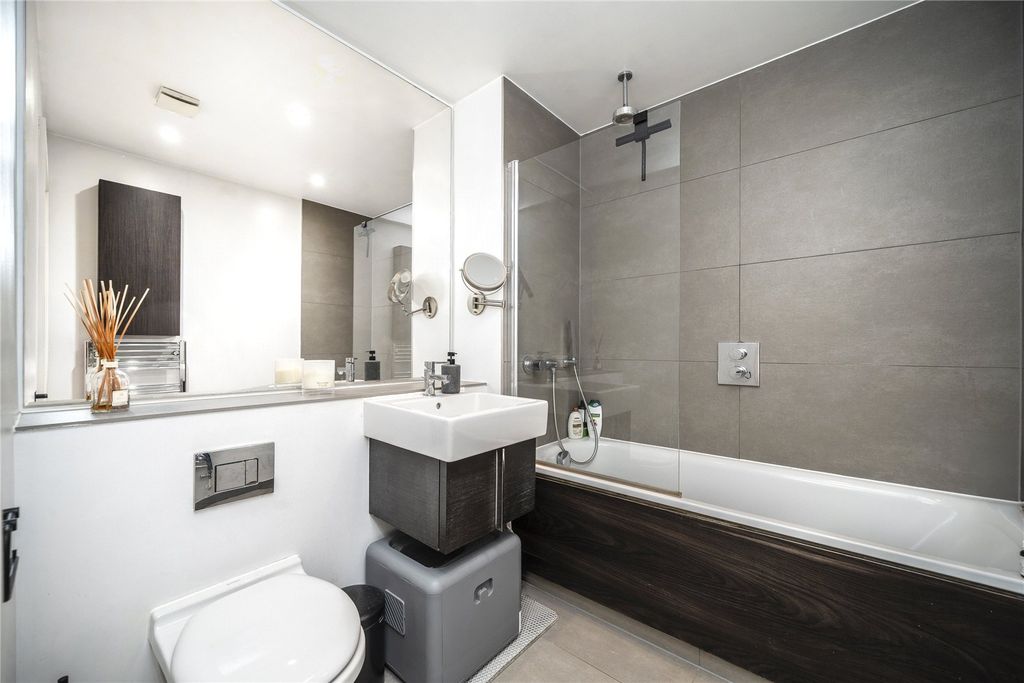 Property photo 3 of 13 Bathroom