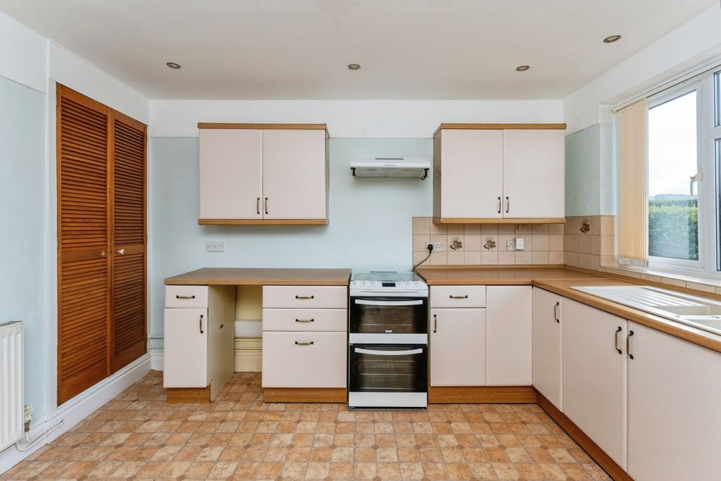 Property photo 3 of 17 Kitchen