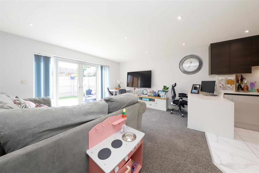 Property photo 3 of 11 Living Room