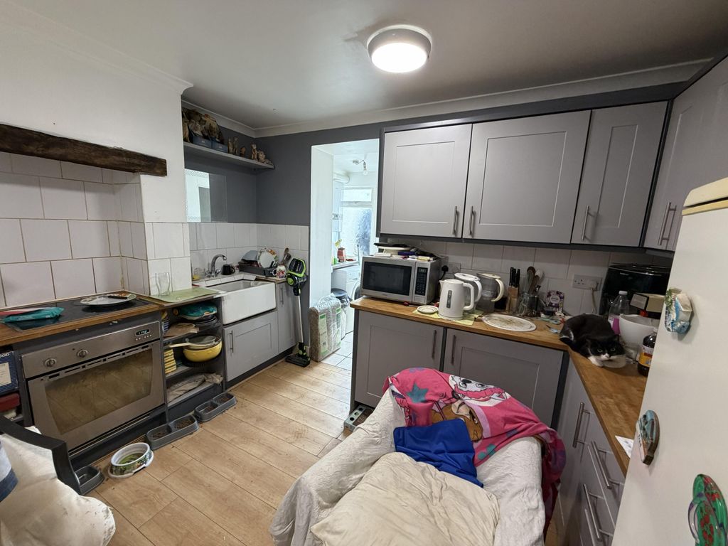Property photo 3 of 11 Kitchn 1.Jpg