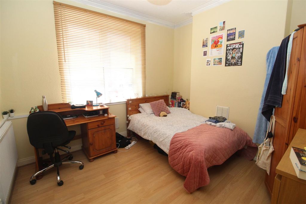 Property photo 3 of 18 Bedroom 1