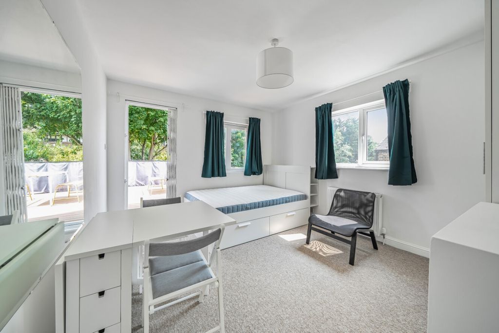 Property photo 1 of 5 Studio
