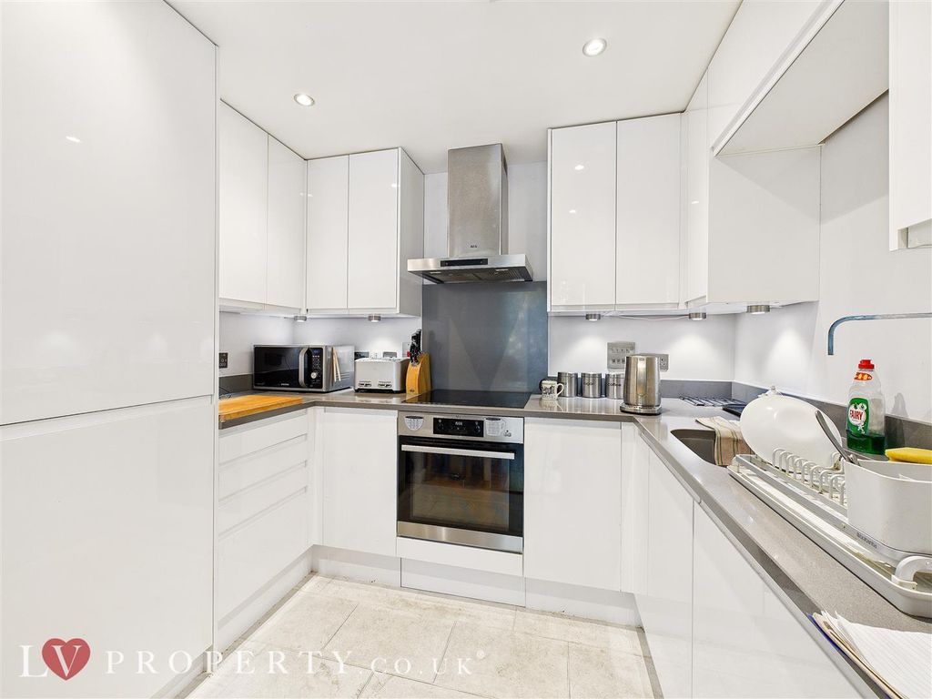 Property photo 2 of 14 Cam05016G0-Pr0109-St