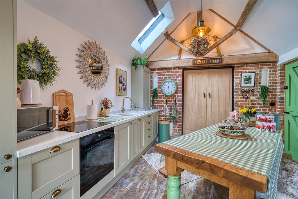 Property photo 2 of 9 Kitchen