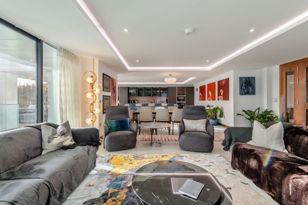 Property photo 2 of 12 Sitting Room