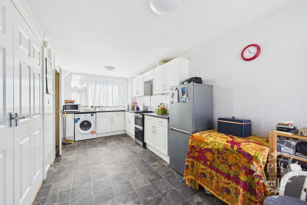 Property photo 2 of 12 Kitchen