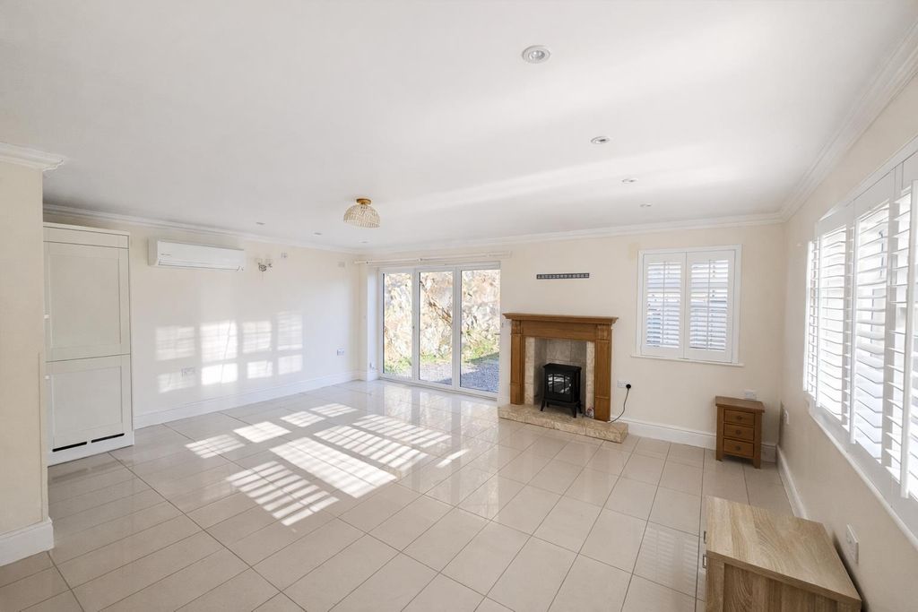 Property photo 2 of 16 Living Area.Png