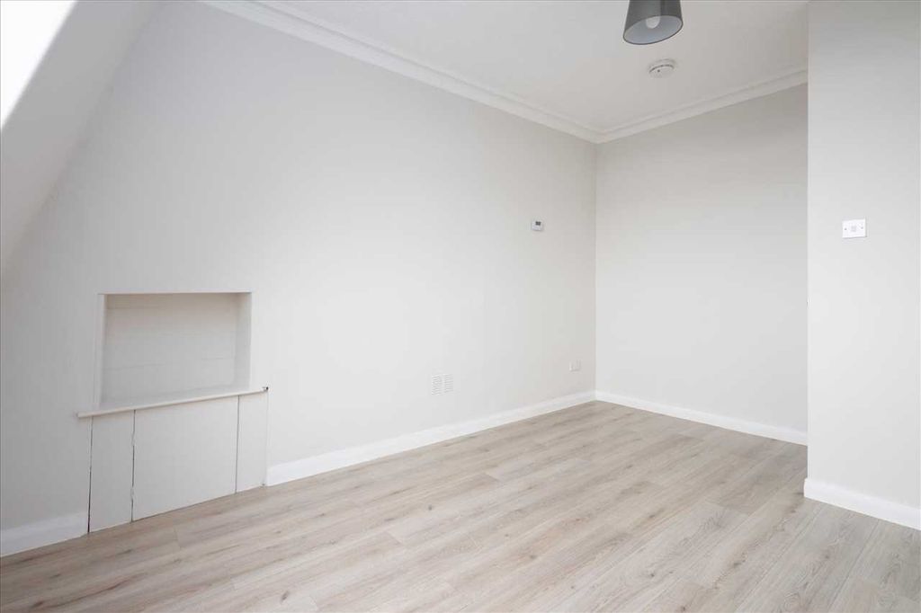 Property photo 2 of 13 Lounge