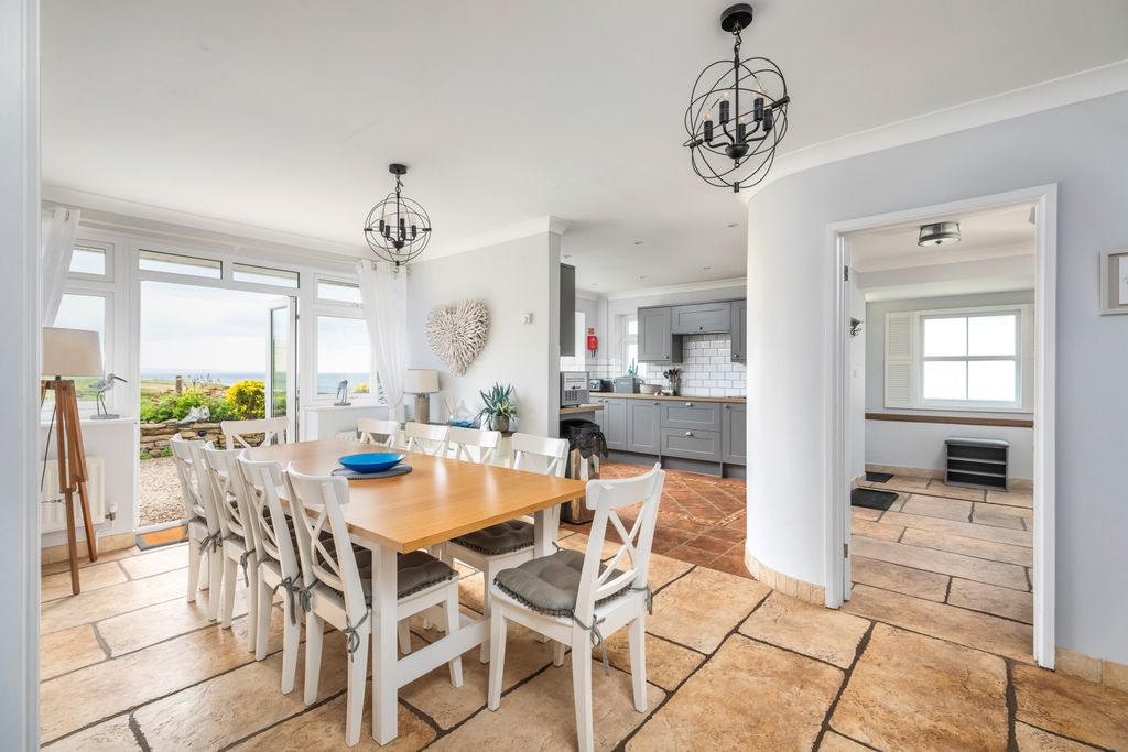 Property photo 3 of 17 Kitchen/Dining Room