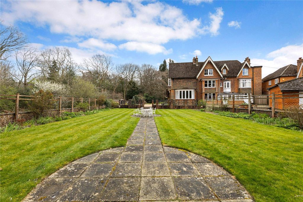 Property photo 2 of 28 House. Partnership