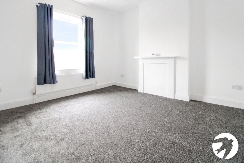 Property photo 3 of 6 Lounge