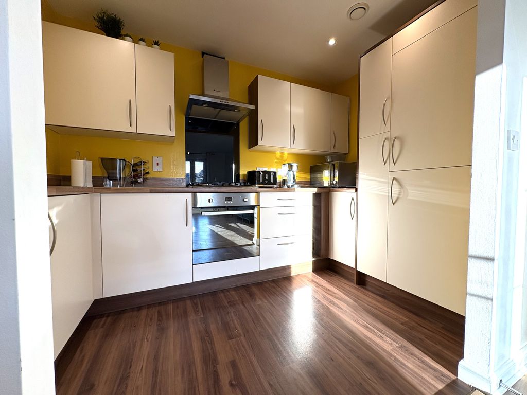 Property photo 3 of 8 Kitchen