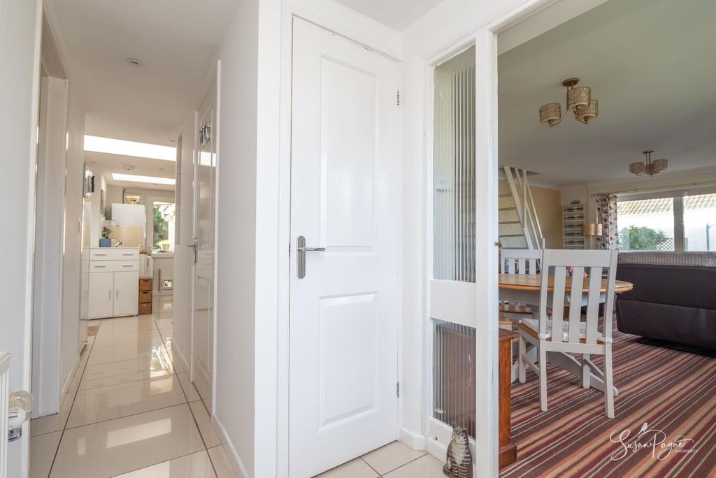 Property photo 3 of 30 Entrance Hall