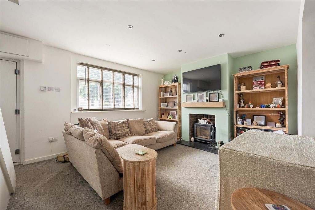 Property photo 2 of 30 Sutton Road, E17