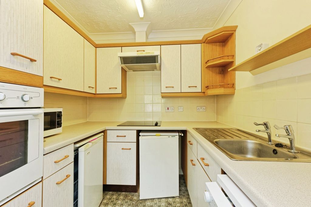 Property photo 3 of 11 Kitchen