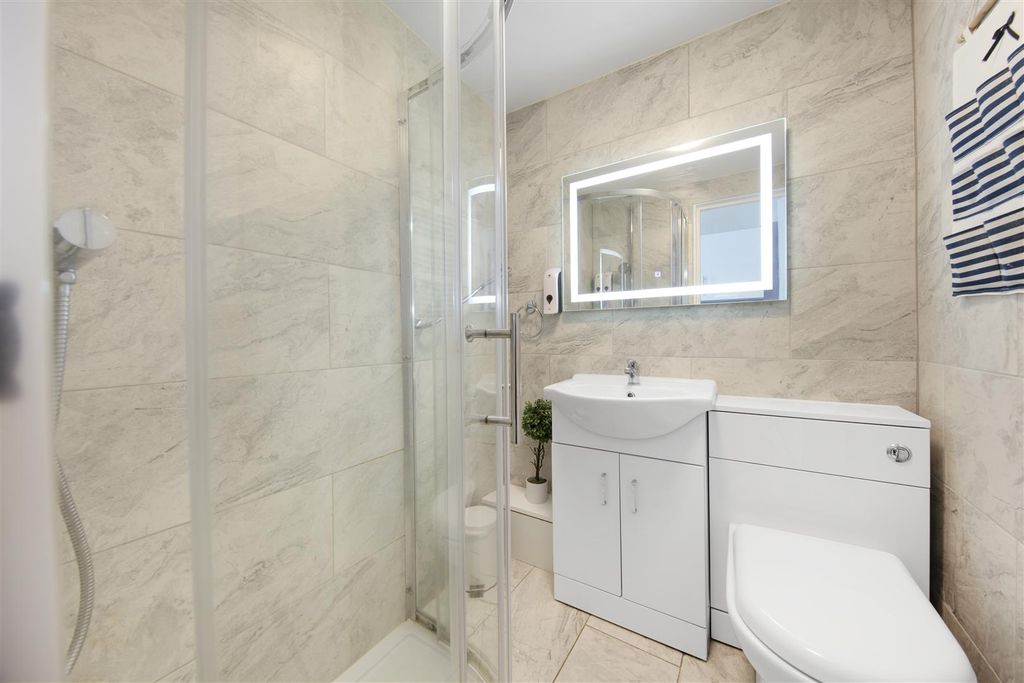 Property photo 2 of 10 Bathroom
