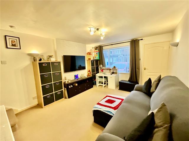 Property photo 3 of 17 Lounge