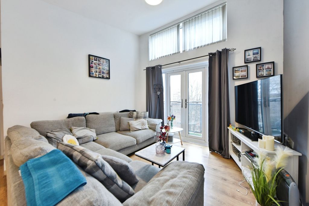 Property photo 2 of 18 Living Room