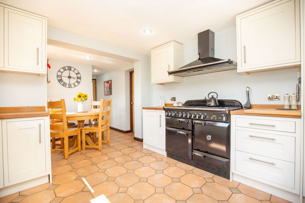 4 bed cottage for saleCrow Hill, Baddesley Ensor CV9 photo 4