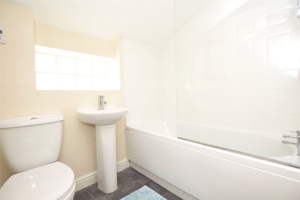 Property photo 2 of 11 Bathroom