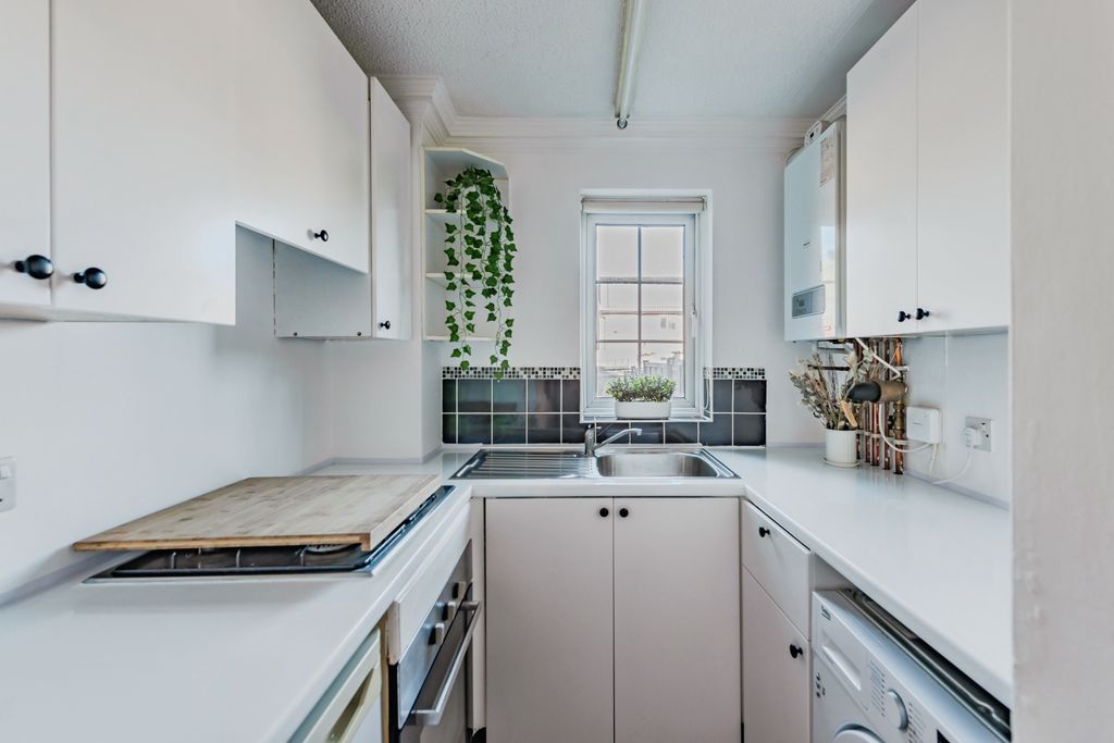 Property photo 3 of 9 Kitchen