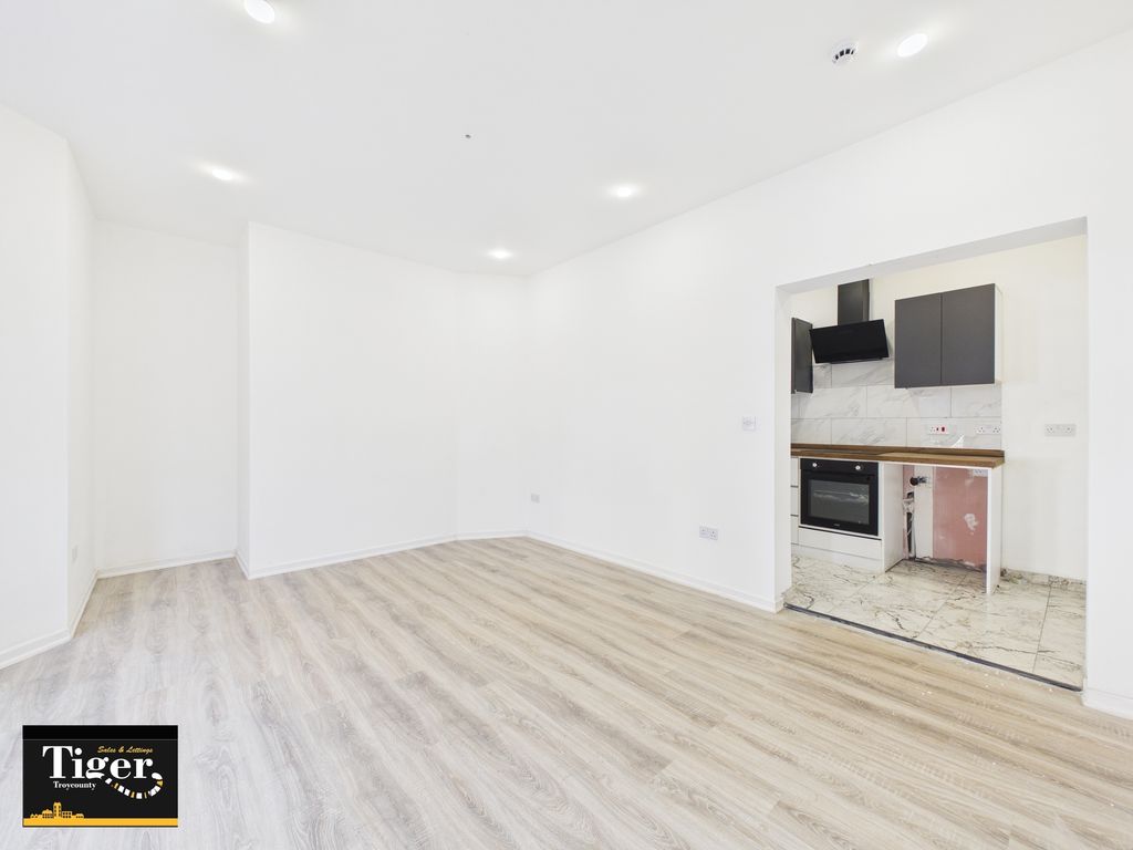 Property photo 3 of 9 Cam03440G0-Pr0560-Still022