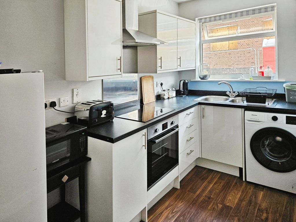 Property photo 2 of 7 Fitted Kitchen