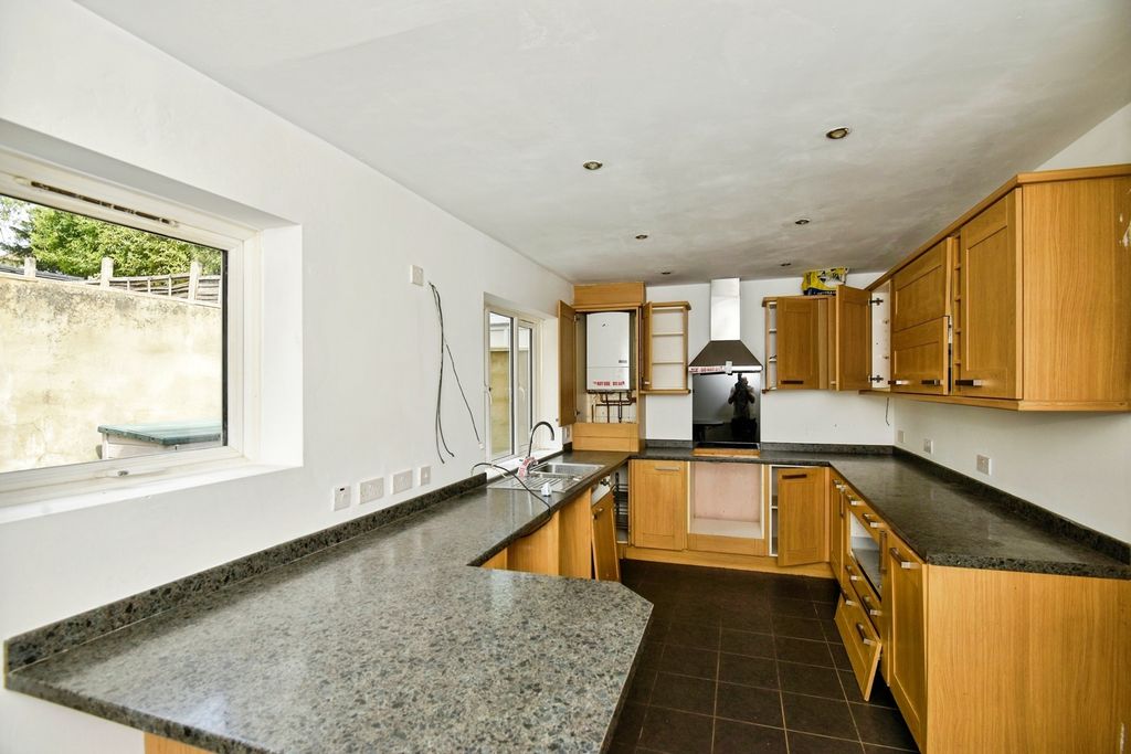 Property photo 3 of 17 Kitchen