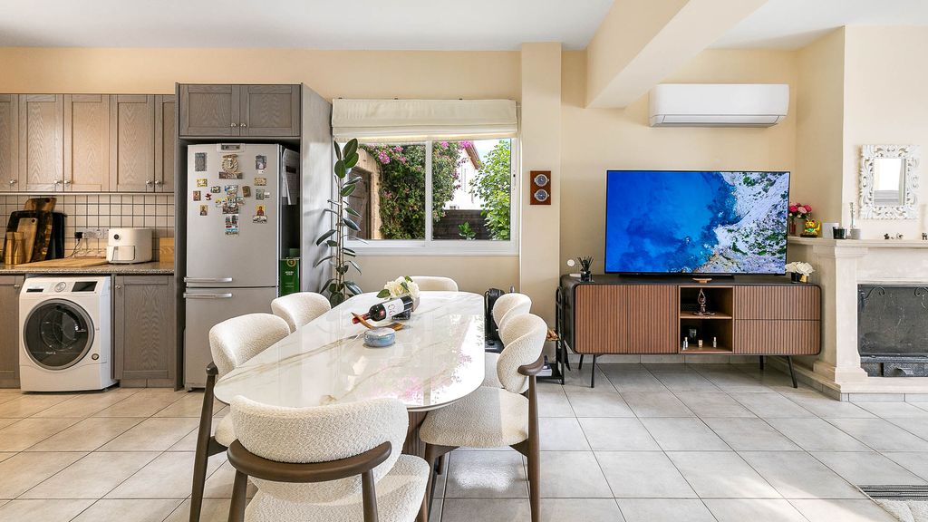 Property photo 2 of 33