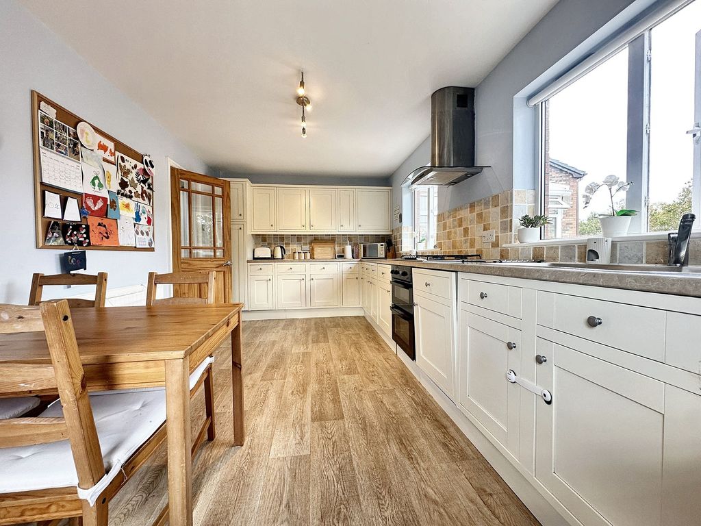 Property photo 2 of 21 Dining Kitchen