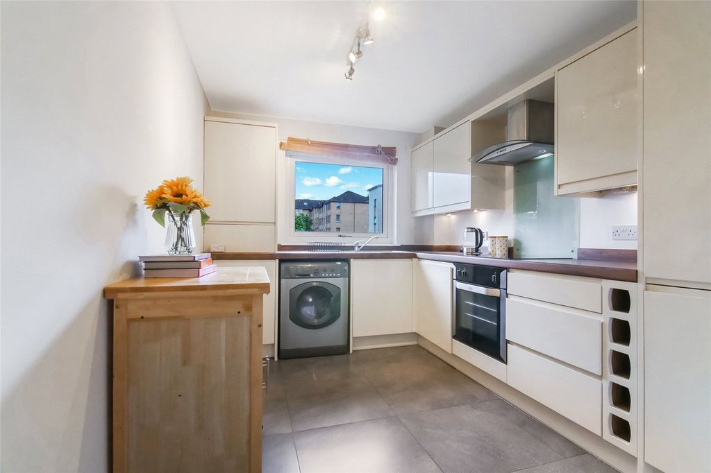 Property photo 3 of 17 Kitchen