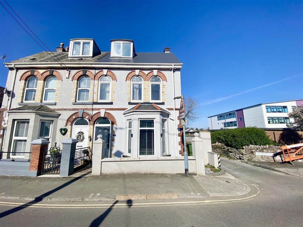 Property photo 1 of 12 Moorland Road